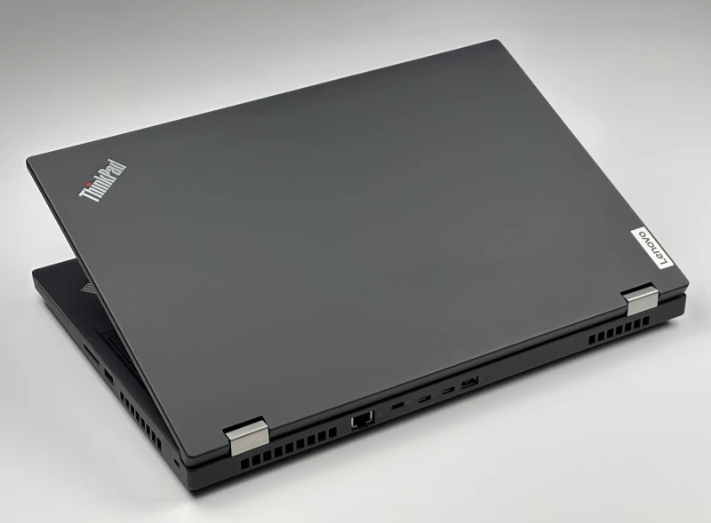 Lenovo ThinkPad P15 Gen 1 z i7-10850H, ekranem 4K UHD i Quadro RTX 3000. Stacja robocza z 4 slotami RAM i czytnikiem linii papilarnych.