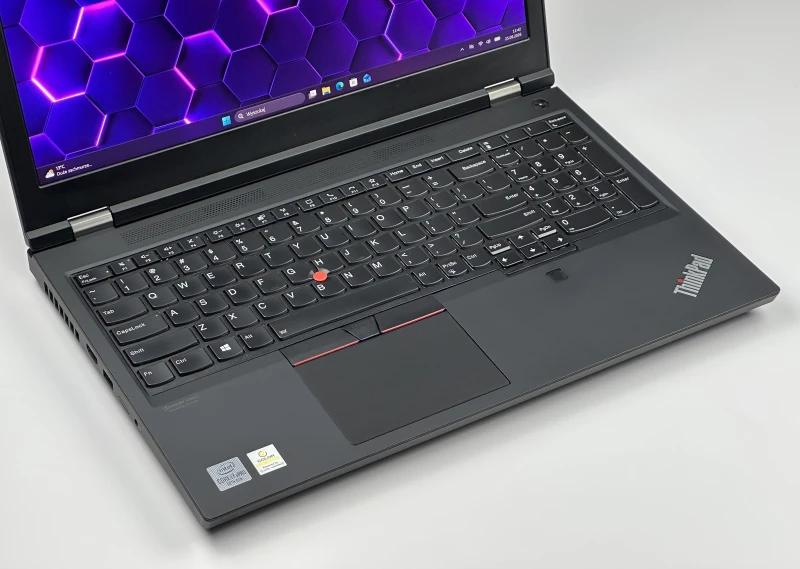 Lenovo ThinkPad P15 Gen 1 z i7-10850H, ekranem 4K UHD i Quadro RTX 3000. Stacja robocza z 4 slotami RAM i czytnikiem linii papilarnych.