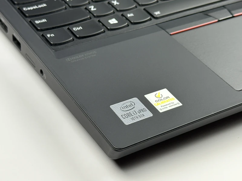 Lenovo ThinkPad P15 Gen 1 z i7-10850H, ekranem 4K UHD i Quadro RTX 3000. Stacja robocza z 4 slotami RAM i czytnikiem linii papilarnych.