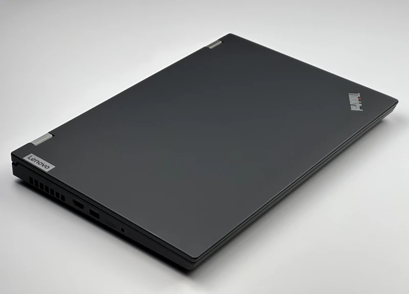 Lenovo ThinkPad P15 Gen 1 z i7-10850H, ekranem 4K UHD i Quadro RTX 3000. Stacja robocza z 4 slotami RAM i czytnikiem linii papilarnych.