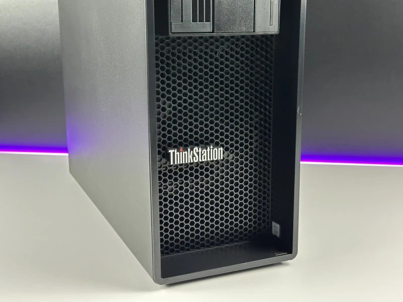Lenovo ThinkStation P520 Tower z Xeon W-2223, 32GB RAM, SSD 512GB i Quadro P4000. Stacja robocza z dużym potencjałem rozbudowy pamięci.
