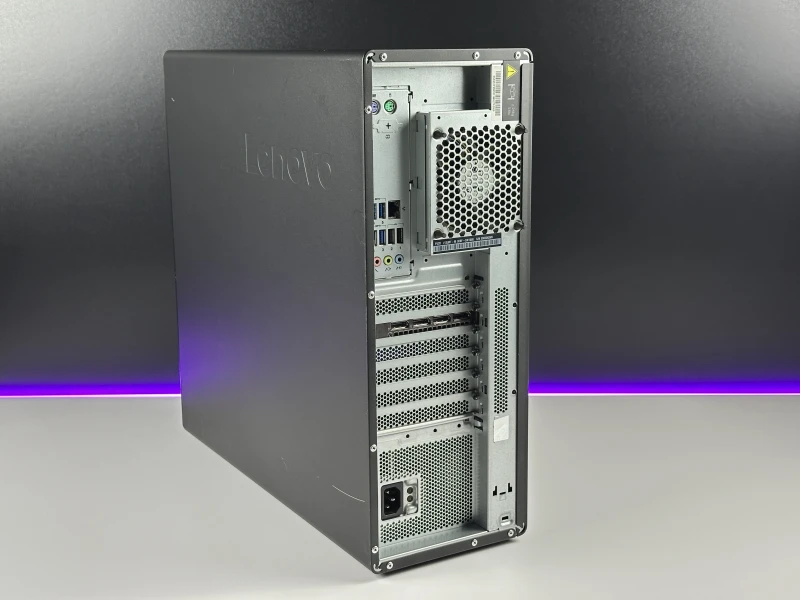 Lenovo ThinkStation P520 Tower z Xeon W-2223, 32GB RAM, SSD 512GB i Quadro P4000. Stacja robocza z dużym potencjałem rozbudowy pamięci.