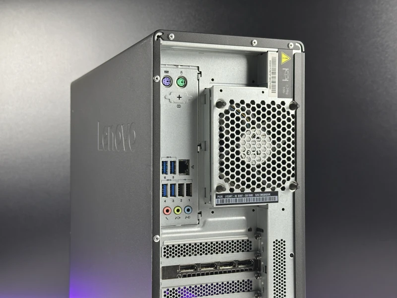 Lenovo ThinkStation P520 Tower z Xeon W-2223, 32GB RAM, SSD 512GB i Quadro P4000. Stacja robocza z dużym potencjałem rozbudowy pamięci.