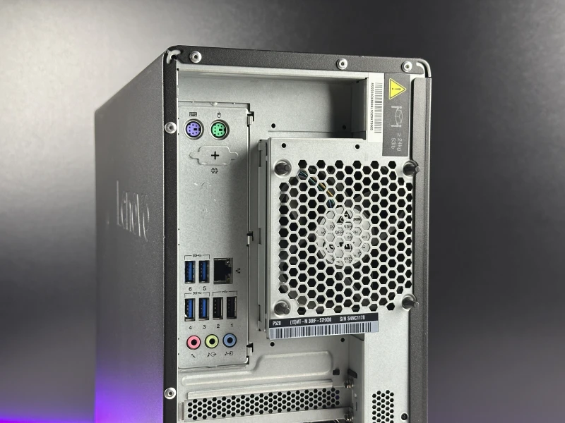 Lenovo ThinkStation P520 Tower z Xeon W-2123, 32GB RAM, SSD 512GB i Quadro P4000. Stacja robocza z dużym potencjałem rozbudowy pamięci.