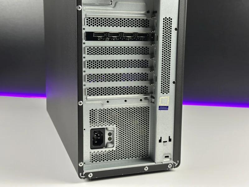Lenovo ThinkStation P520 Tower z Xeon W-2123, 32GB RAM, SSD 512GB i Quadro P4000. Stacja robocza z dużym potencjałem rozbudowy pamięci.