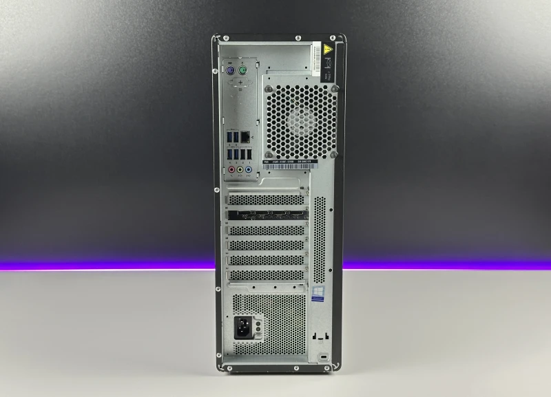 Lenovo ThinkStation P520 Tower z Xeon W-2123, 32GB RAM, SSD 512GB i Quadro P4000. Stacja robocza z dużym potencjałem rozbudowy pamięci.