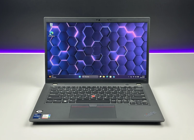 Lenovo ThinkPad L14 Gen 3 z procesorem i5-1245U, ekranem 14" FHD i Intel Iris Xe. Laptop biznesowy z klawiaturą US i czytnikiem linii papilarnych.