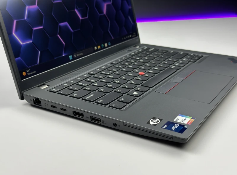 Lenovo ThinkPad L14 Gen 3 z procesorem i5-1245U, ekranem 14" FHD i Intel Iris Xe. Laptop biznesowy z klawiaturą US i czytnikiem linii papilarnych.