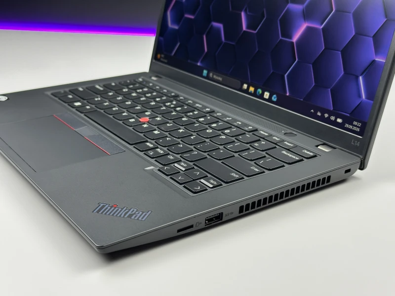 Lenovo ThinkPad L14 Gen 3 z procesorem i5-1245U, ekranem 14" FHD i Intel Iris Xe. Laptop biznesowy z klawiaturą US i czytnikiem linii papilarnych.
