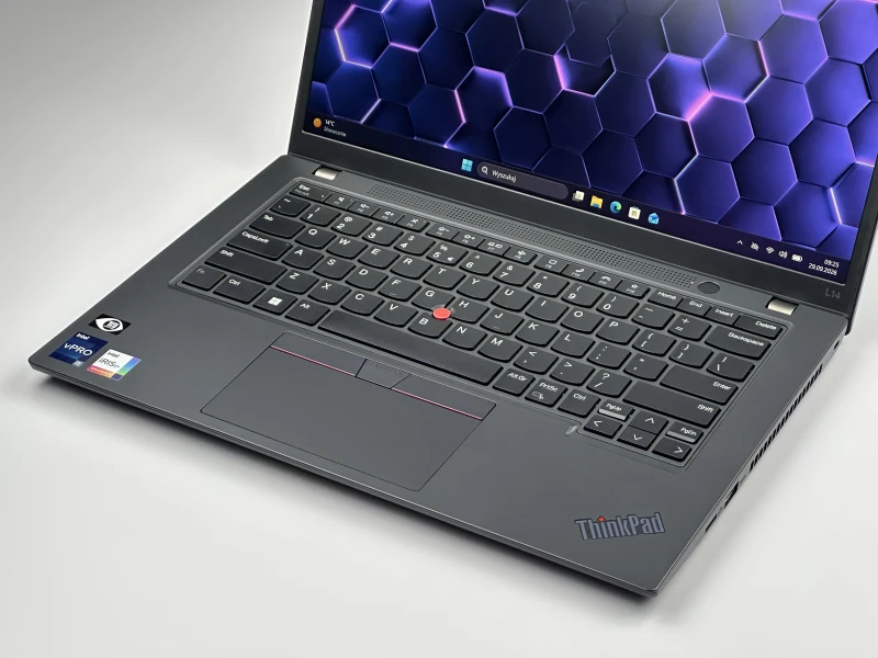 Lenovo ThinkPad L14 Gen 3 z procesorem i5-1245U, ekranem 14" FHD i Intel Iris Xe. Laptop biznesowy z klawiaturą US i czytnikiem linii papilarnych.