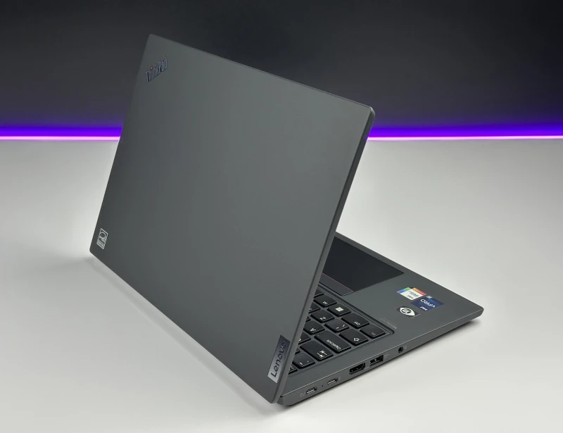 Lenovo ThinkPad X13 Gen 3 z procesorem i5-1245U, 16GB RAM i ekranem 13.3" FHD+. Ultralekki laptop z Intel Iris Xe i czytnikiem linii papilarnych.
