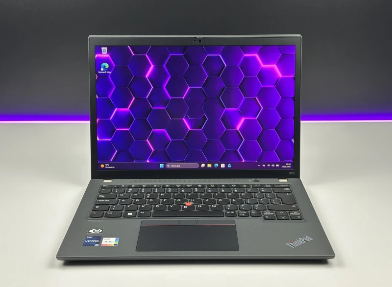 Lenovo ThinkPad X13 Gen 3 z procesorem i5-1245U, 16GB RAM i ekranem 13.3" FHD+. Ultralekki laptop z Intel Iris Xe i czytnikiem linii papilarnych.