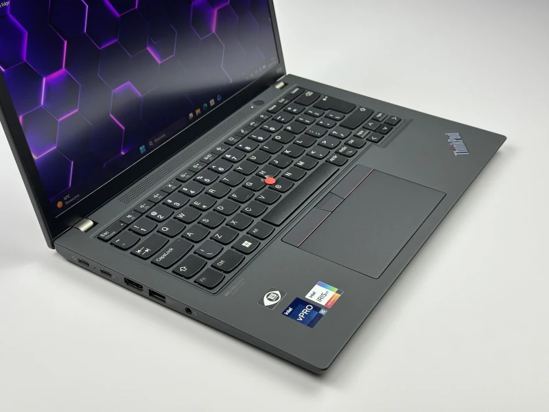 Lenovo ThinkPad X13 Gen 3 z procesorem i5-1245U, 16GB RAM i ekranem 13.3" FHD+. Ultralekki laptop z Intel Iris Xe i czytnikiem linii papilarnych.
