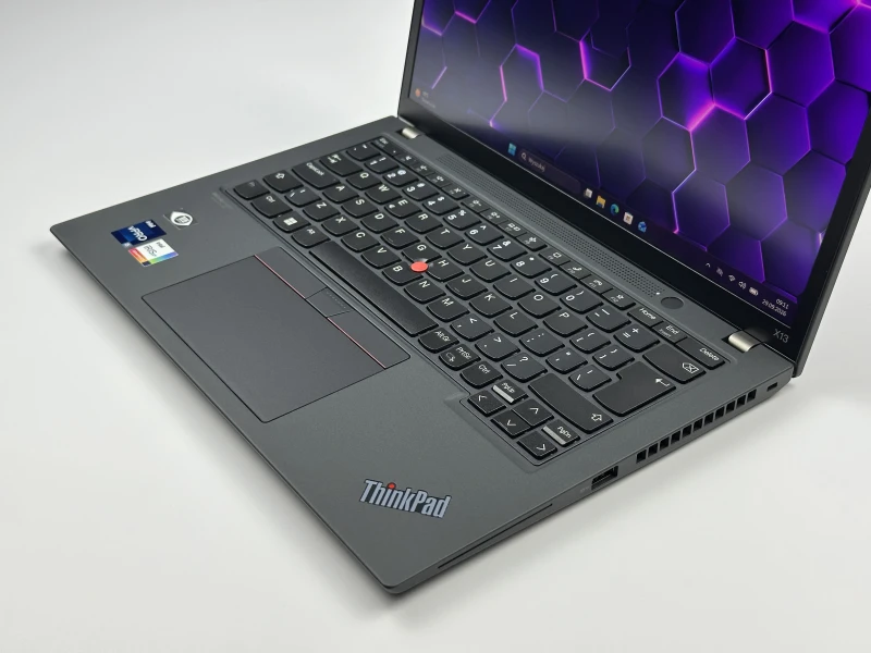 Lenovo ThinkPad X13 Gen 3 z procesorem i5-1245U, 16GB RAM i ekranem 13.3" FHD+. Ultralekki laptop z Intel Iris Xe i czytnikiem linii papilarnych.