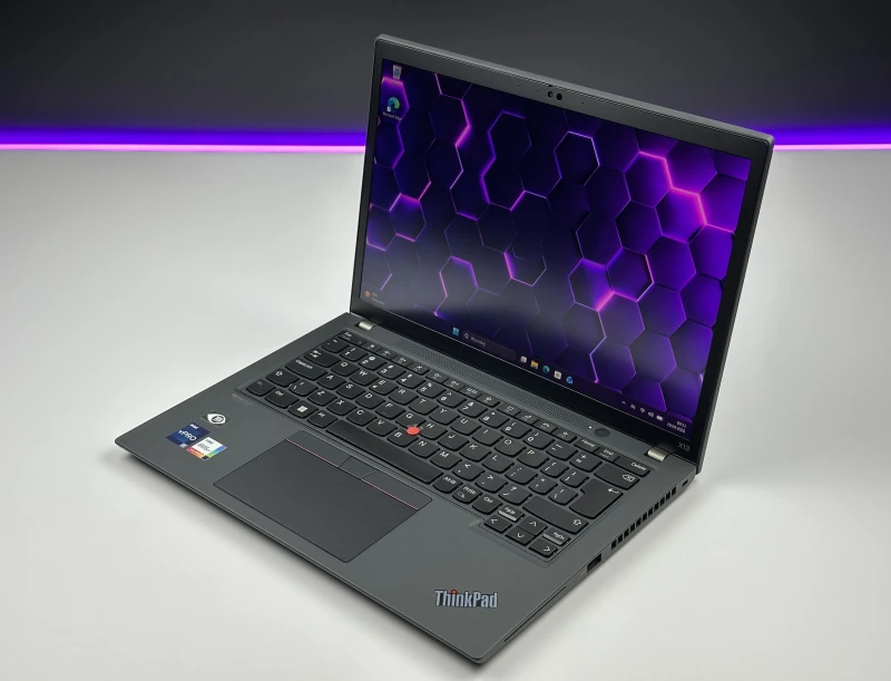 Lenovo ThinkPad X13 Gen 3 z procesorem i5-1245U, 16GB RAM i ekranem 13.3" FHD+. Ultralekki laptop z Intel Iris Xe i czytnikiem linii papilarnych.