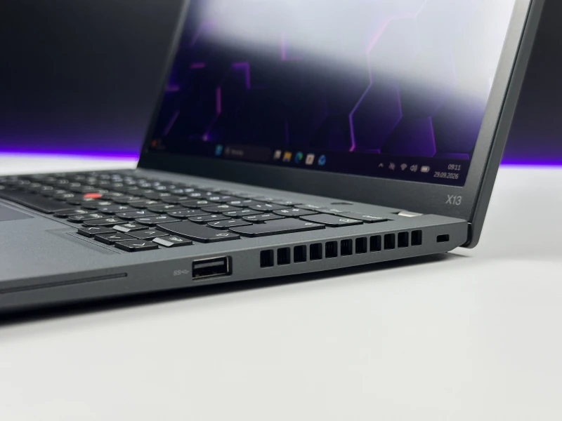 Lenovo ThinkPad X13 Gen 3 z procesorem i5-1245U, 16GB RAM i ekranem 13.3" FHD+. Ultralekki laptop z Intel Iris Xe i czytnikiem linii papilarnych.