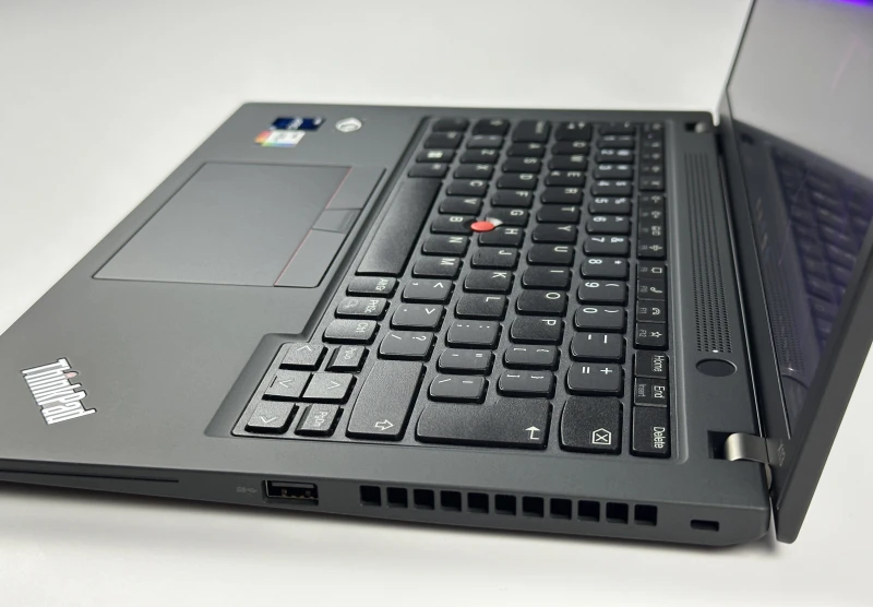 Lenovo ThinkPad X13 Gen 3 z procesorem i5-1245U, 16GB RAM i ekranem 13.3" FHD+. Ultralekki laptop z Intel Iris Xe i czytnikiem linii papilarnych.