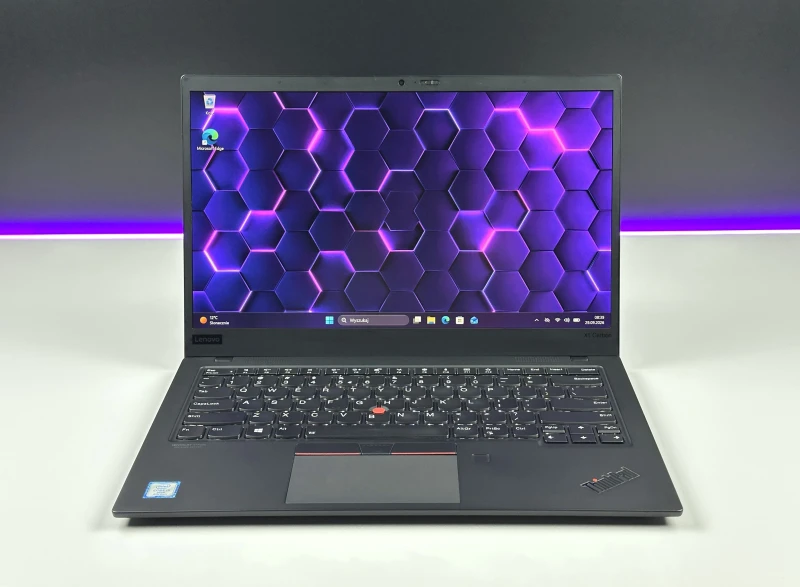 Lenovo ThinkPad X1 Carbon Gen 7 z procesorem i5-8365U i ekranem FHD - 120Hz. Ultralekki laptop z Intel UHD Graphics i czytnikiem linii papilarnych.