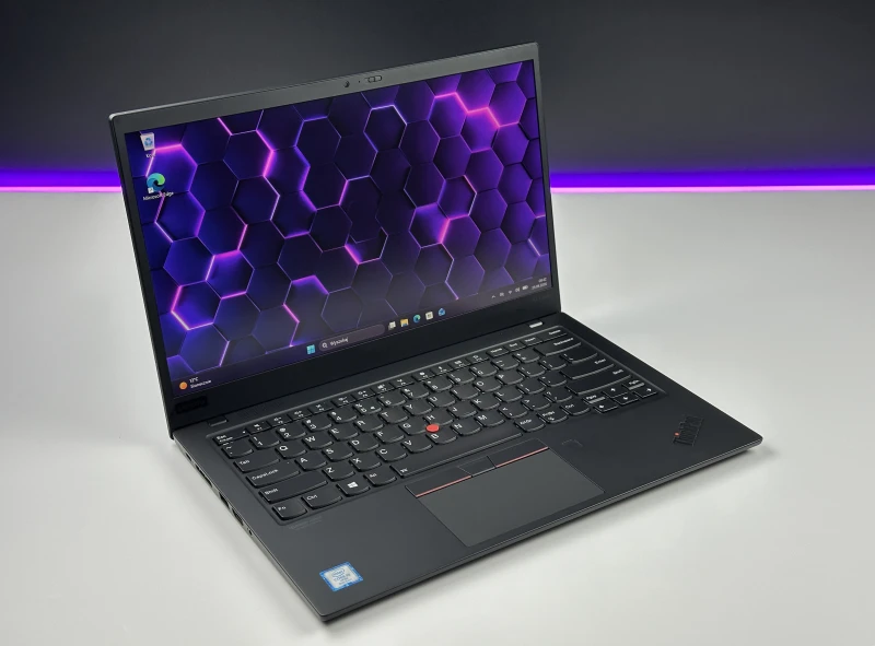 Lenovo ThinkPad X1 Carbon Gen 7 z procesorem i5-8365U i ekranem FHD - 120Hz. Ultralekki laptop z Intel UHD Graphics i czytnikiem linii papilarnych.
