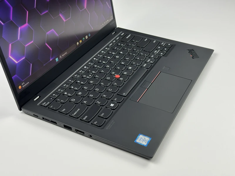 Lenovo ThinkPad X1 Carbon Gen 7 z procesorem i5-8365U i ekranem FHD - 120Hz. Ultralekki laptop z Intel UHD Graphics i czytnikiem linii papilarnych.