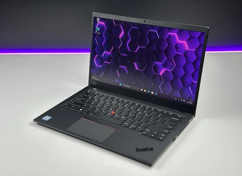 Lenovo ThinkPad X1 Carbon Gen 7 z procesorem i5-8365U i ekranem FHD - 120Hz. Ultralekki laptop z Intel UHD Graphics i czytnikiem linii papilarnych.