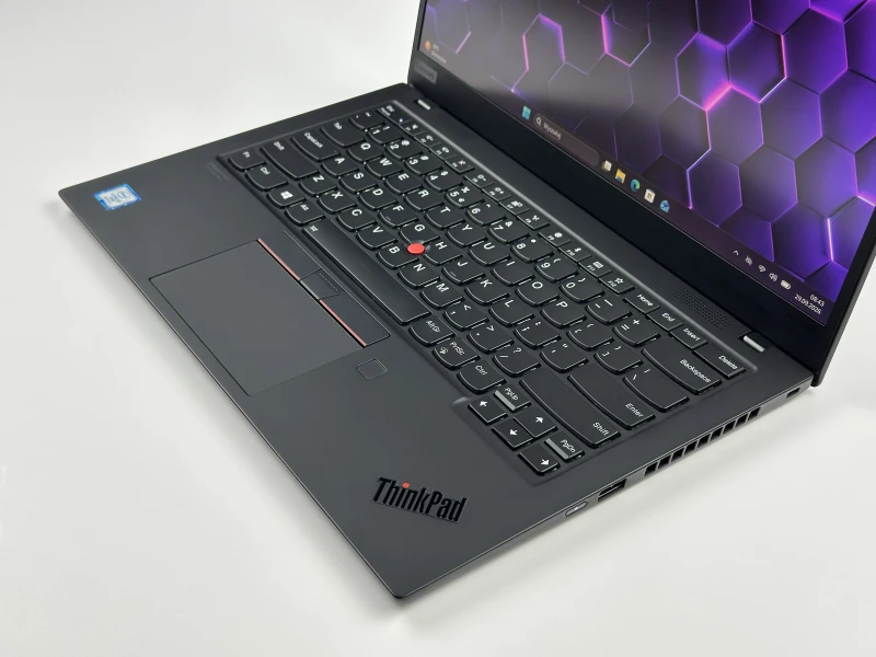 Lenovo ThinkPad X1 Carbon Gen 7 z procesorem i5-8365U i ekranem FHD - 120Hz. Ultralekki laptop z Intel UHD Graphics i czytnikiem linii papilarnych.