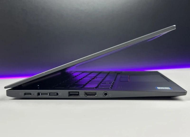 Lenovo ThinkPad X1 Carbon Gen 7 z procesorem i5-8365U i ekranem FHD - 120Hz. Ultralekki laptop z Intel UHD Graphics i czytnikiem linii papilarnych.