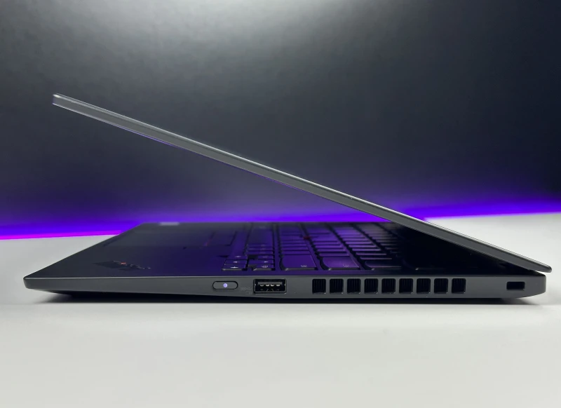 Lenovo ThinkPad X1 Carbon Gen 7 z procesorem i5-8365U i ekranem FHD - 120Hz. Ultralekki laptop z Intel UHD Graphics i czytnikiem linii papilarnych.