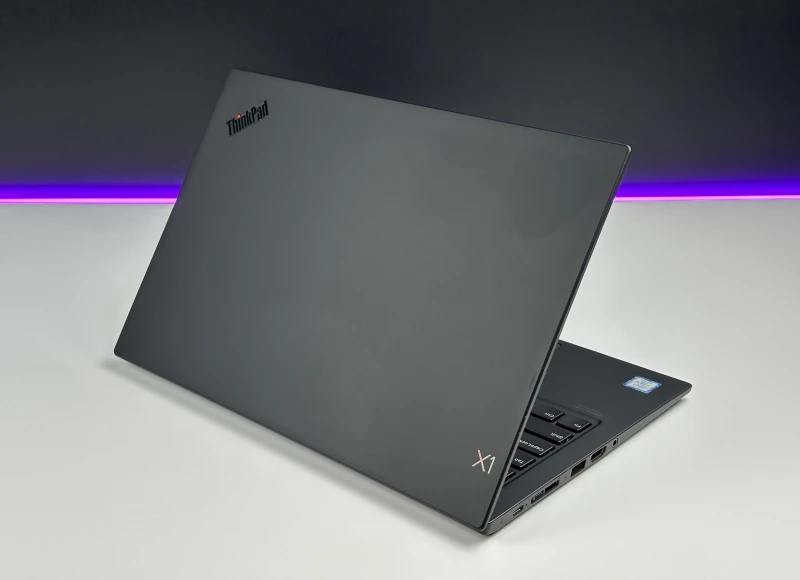 Lenovo ThinkPad X1 Carbon Gen 7 z procesorem i5-8365U i ekranem FHD - 120Hz. Ultralekki laptop z Intel UHD Graphics i czytnikiem linii papilarnych.