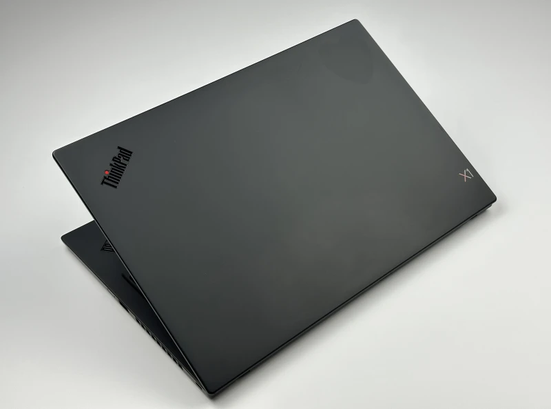 Lenovo ThinkPad X1 Carbon Gen 7 z procesorem i5-8365U i ekranem FHD - 120Hz. Ultralekki laptop z Intel UHD Graphics i czytnikiem linii papilarnych.