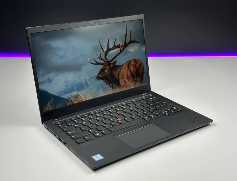 Lenovo ThinkPad X1 Carbon Gen 7 z procesorem i5-8365U i ekranem FHD - 120Hz. Ultralekki laptop z Intel UHD Graphics i czytnikiem linii papilarnych.