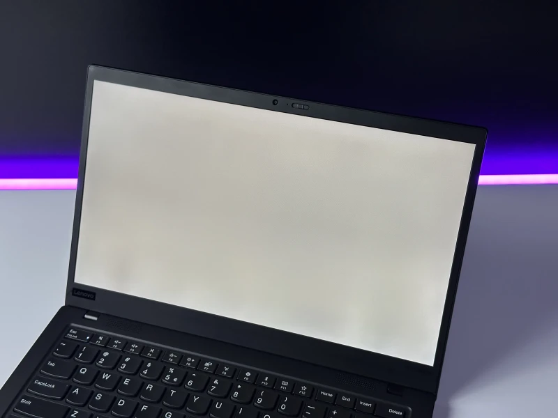 Lenovo ThinkPad X1 Carbon Gen 7 z procesorem i5-8365U i ekranem FHD - 120Hz. Ultralekki laptop z Intel UHD Graphics i czytnikiem linii papilarnych.