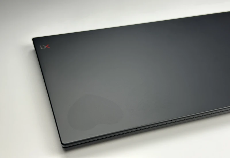 Lenovo ThinkPad X1 Carbon Gen 7 z procesorem i5-8365U i ekranem FHD - 120Hz. Ultralekki laptop z Intel UHD Graphics i czytnikiem linii papilarnych.