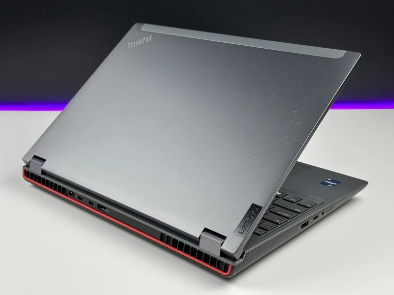 Lenovo ThinkPad P16 Gen 1 z procesorem i7-12850HX, ekranem 16" FHD+ i RTX A1000. Stacja robocza z klawiaturą US i 4 slotami RAM DDR5.