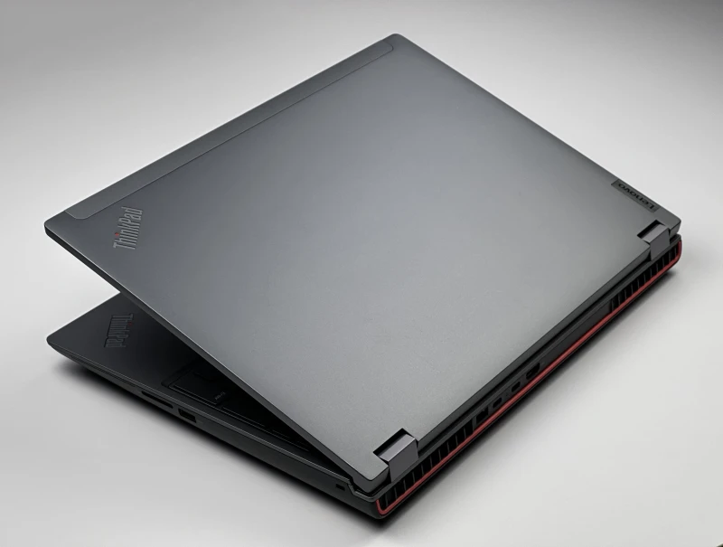 Lenovo ThinkPad P16 Gen 1 z procesorem i7-12850HX, ekranem 16" FHD+ i RTX A1000. Stacja robocza z klawiaturą US i 4 slotami RAM DDR5.