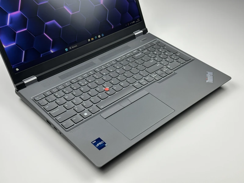 Lenovo ThinkPad P16 Gen 1 z procesorem i7-12850HX, ekranem 16" FHD+ i RTX A1000. Stacja robocza z klawiaturą US i 4 slotami RAM DDR5.
