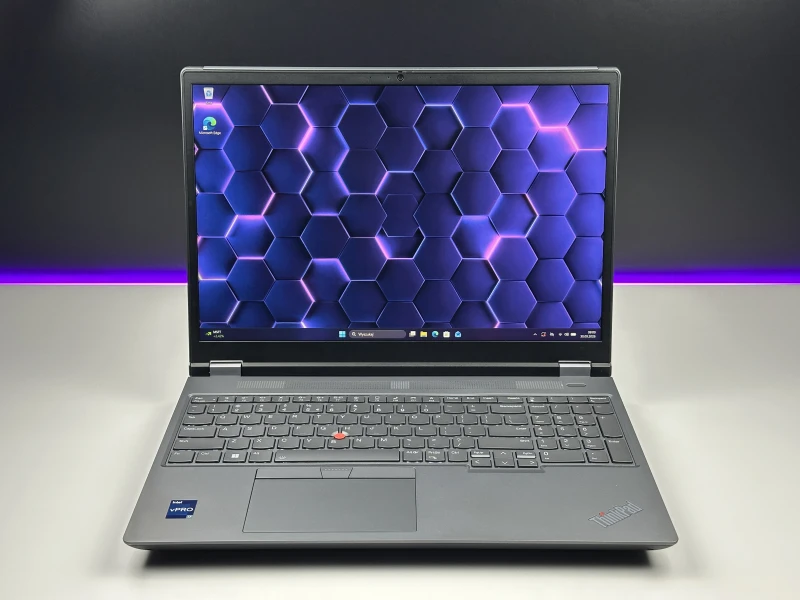Lenovo ThinkPad P16 Gen 1 z procesorem i7-12850HX, ekranem 16" FHD+ i RTX A1000. Stacja robocza z klawiaturą US i 4 slotami RAM DDR5.