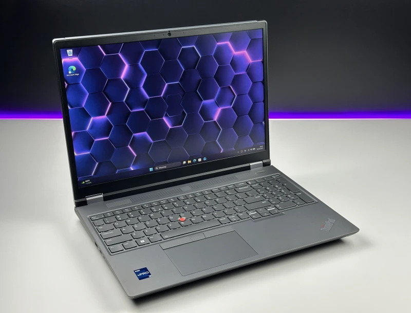 Lenovo ThinkPad P16 Gen 1 z procesorem i7-12850HX, ekranem 16" FHD+ i RTX A1000. Stacja robocza z klawiaturą US i 4 slotami RAM DDR5.