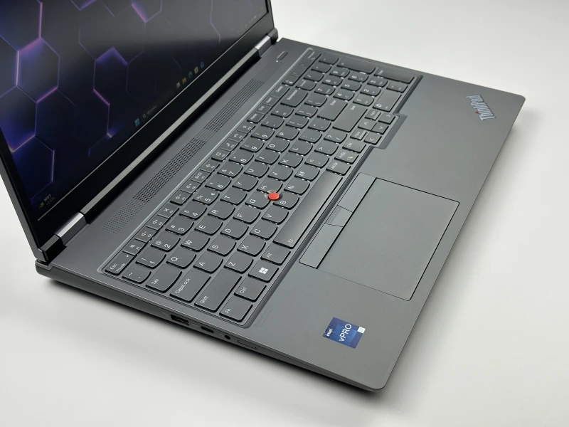 Lenovo ThinkPad P16 Gen 1 z procesorem i7-12850HX, ekranem 16" FHD+ i RTX A1000. Stacja robocza z klawiaturą US i 4 slotami RAM DDR5.