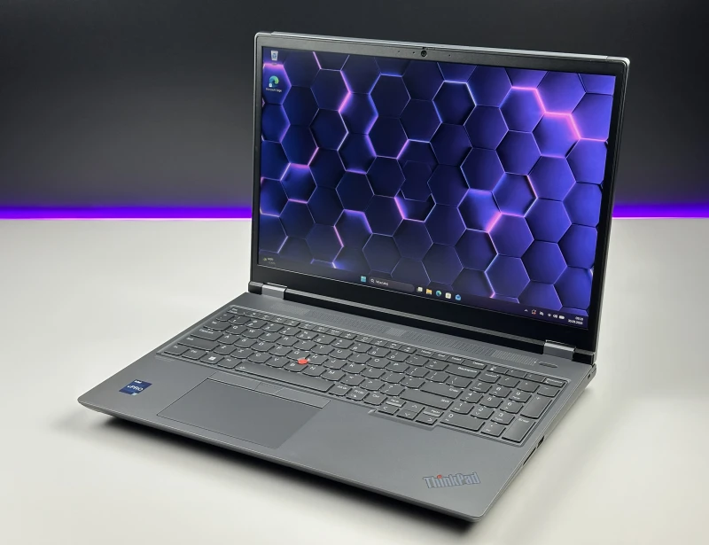 Lenovo ThinkPad P16 Gen 1 z procesorem i7-12850HX, ekranem 16" FHD+ i RTX A1000. Stacja robocza z klawiaturą US i 4 slotami RAM DDR5.