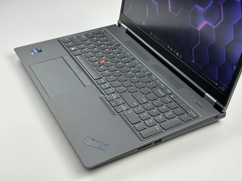 Lenovo ThinkPad P16 Gen 1 z procesorem i7-12850HX, ekranem 16" FHD+ i RTX A1000. Stacja robocza z klawiaturą US i 4 slotami RAM DDR5.