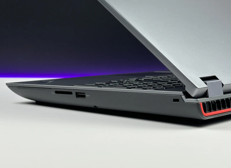 Lenovo ThinkPad P16 Gen 1 z procesorem i7-12850HX, ekranem 16" FHD+ i RTX A1000. Stacja robocza z klawiaturą US i 4 slotami RAM DDR5.
