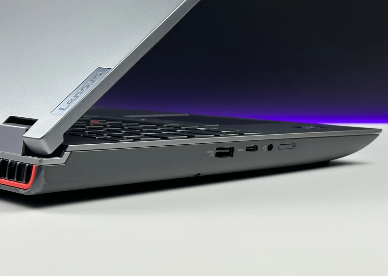 Lenovo ThinkPad P16 Gen 1 z procesorem i7-12850HX, ekranem 16" FHD+ i RTX A1000. Stacja robocza z klawiaturą US i 4 slotami RAM DDR5.
