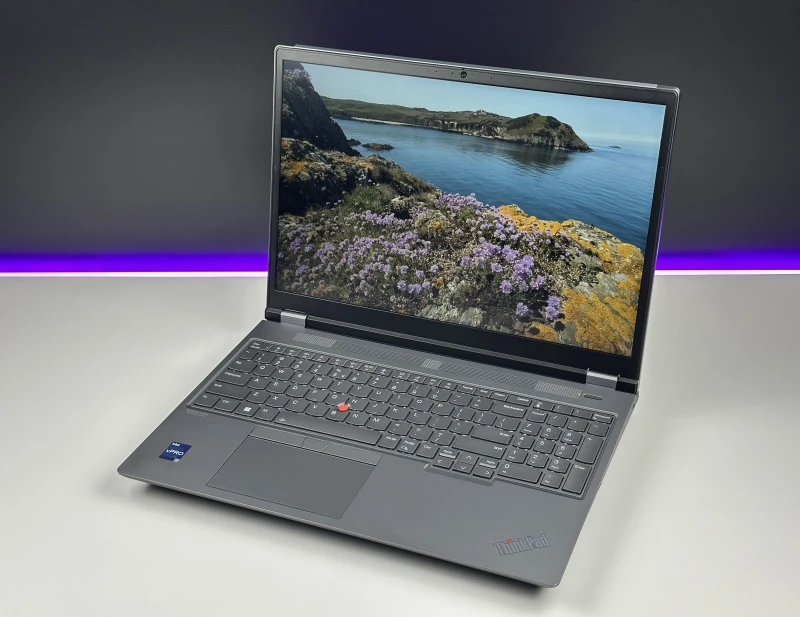 Lenovo ThinkPad P16 Gen 1 z procesorem i7-12850HX, ekranem 16" FHD+ i RTX A1000. Stacja robocza z klawiaturą US i 4 slotami RAM DDR5.