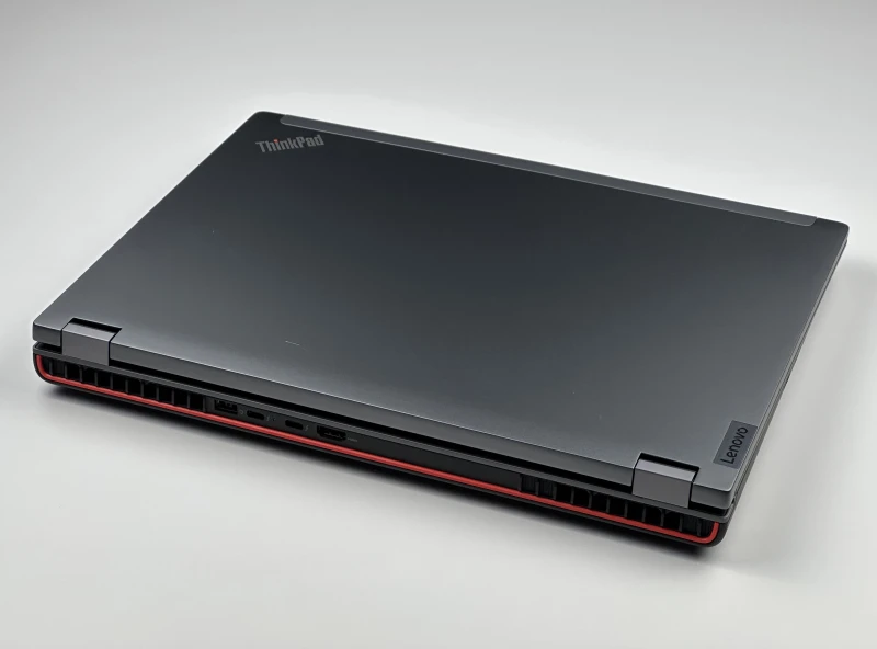 Lenovo ThinkPad P16 Gen 1 z i7-12850HX, ekranem 16" 4K UHD+ i RTX A5500. Stacja robocza z 4 slotami RAM DDR5 i czytnikiem linii papilarnych.