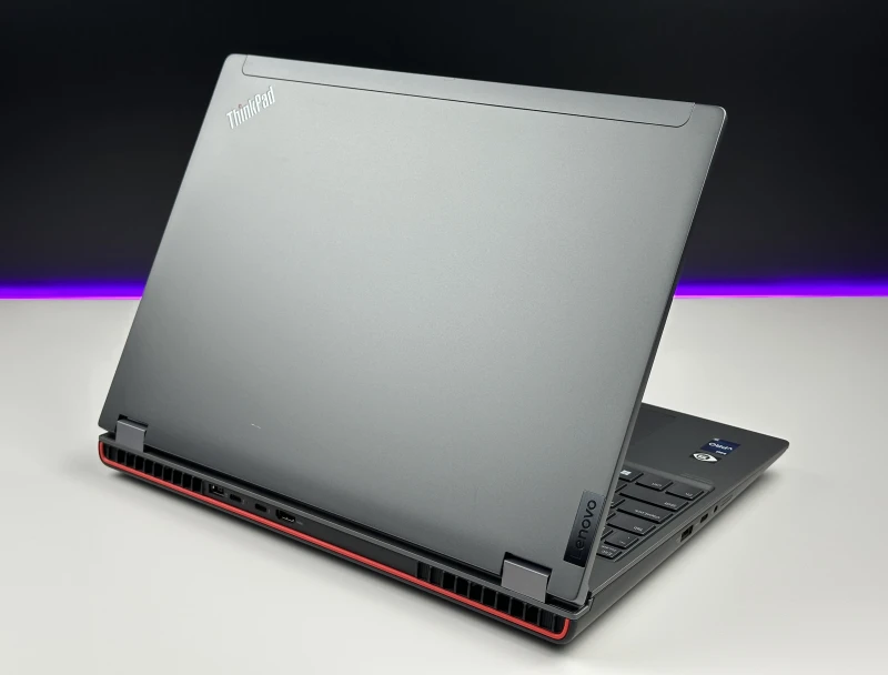 Lenovo ThinkPad P16 Gen 1 z i7-12850HX, ekranem 16" 4K UHD+ i RTX A5500. Stacja robocza z 4 slotami RAM DDR5 i czytnikiem linii papilarnych.