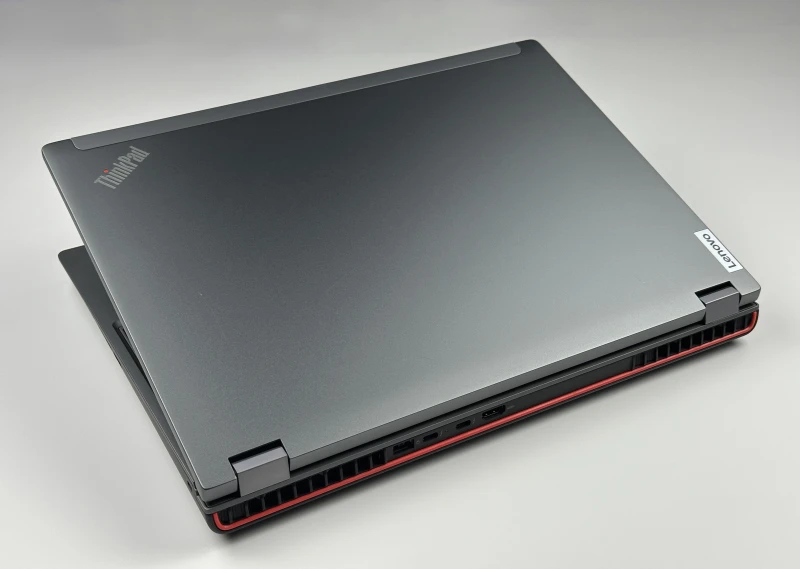 Lenovo ThinkPad P16 Gen 1 z i7-12850HX, ekranem 16" 4K UHD+ i RTX A5500. Stacja robocza z 4 slotami RAM DDR5 i czytnikiem linii papilarnych.