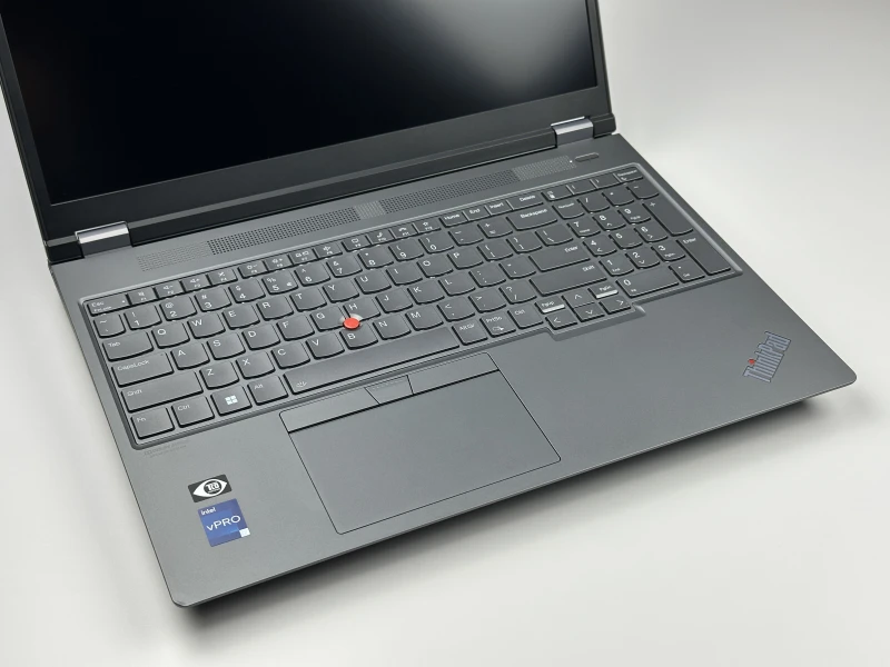 Lenovo ThinkPad P16 Gen 1 z i7-12850HX, ekranem 16" 4K UHD+ i RTX A5500. Stacja robocza z 4 slotami RAM DDR5 i czytnikiem linii papilarnych.