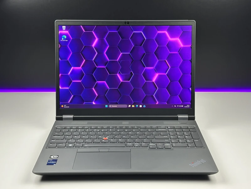 Lenovo ThinkPad P16 Gen 1 z i7-12850HX, ekranem 16" 4K UHD+ i RTX A5500. Stacja robocza z 4 slotami RAM DDR5 i czytnikiem linii papilarnych.