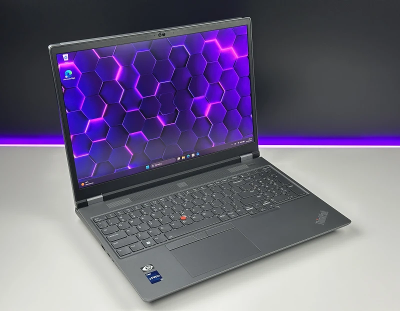 Lenovo ThinkPad P16 Gen 1 z i7-12850HX, ekranem 16" 4K UHD+ i RTX A5500. Stacja robocza z 4 slotami RAM DDR5 i czytnikiem linii papilarnych.